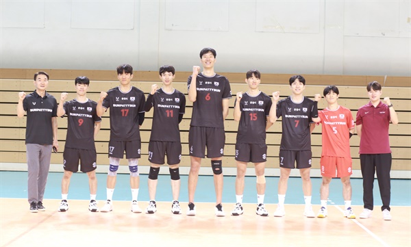  2023 문경·BUNPATTYBUN 국제 대학배구 대회.. 한국 대표팀 김찬호 감독(맨 왼쪽)과 선수들