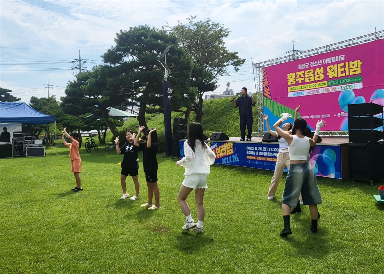 이날 열린 어울림마당에는 지역 청소년들이 많이 찾았다. 특히, 청소년들은 동아리 댄스공연에 폭발적인 반응을 보였다. 
