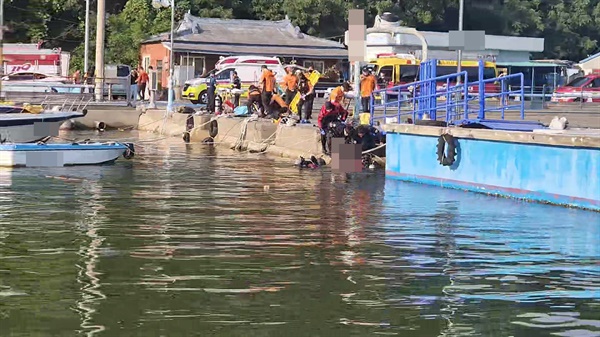 창원해양경찰서는 창원 귀산동 갯마을 인근 해상에서 물에 빠진 사람 2명을 구조했다.