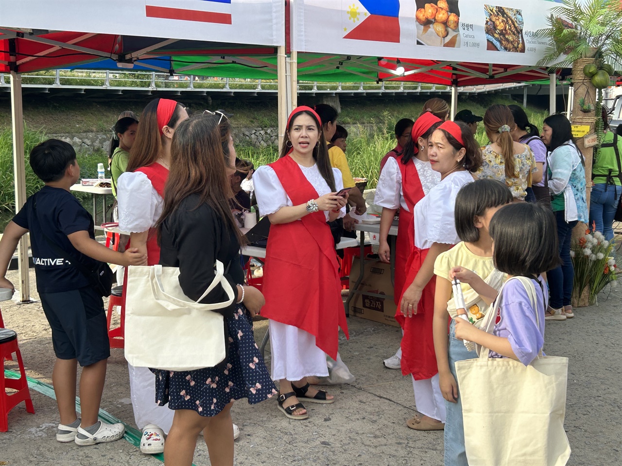 ‘아시아 뮤직페스티벌’에 참석한 외국인들은 각 나라 전통 복장을 하고 행사장 곳곳에서 모처럼 행복한 주말을 보냈다.
