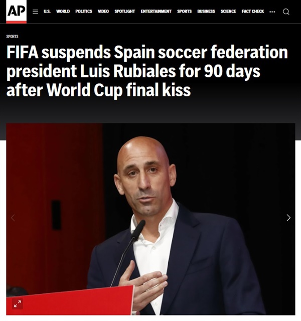  국제축구연맹(FIFA)의 루이스 루비알레스 스페인축구협회장 직무 정지를 보도하는 AP통신 