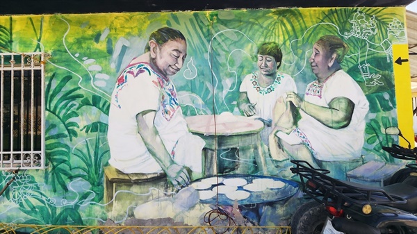 토르티야를 굽는 여인들. 툴룸(Tulum)의 거리 벽화