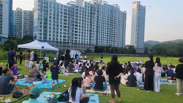  26일 늦은 오후 창원마산 내서읍 광려천 홍수터 잔디광장에서 열린 “달빛산책”