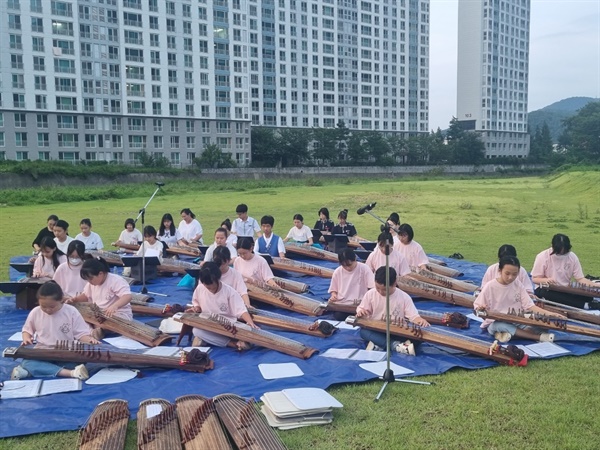  26일 늦은 오후 창원마산 내서읍 광려천 홍수터 잔디광장에서 열린 “달빛산책”