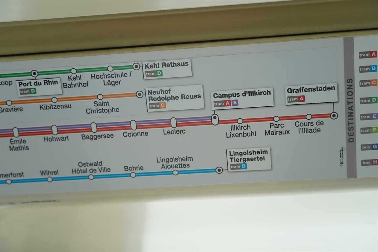 스트라스부르의 트램 노선도. 독일어 지명과 프랑스어 지명이 섞여 있다.