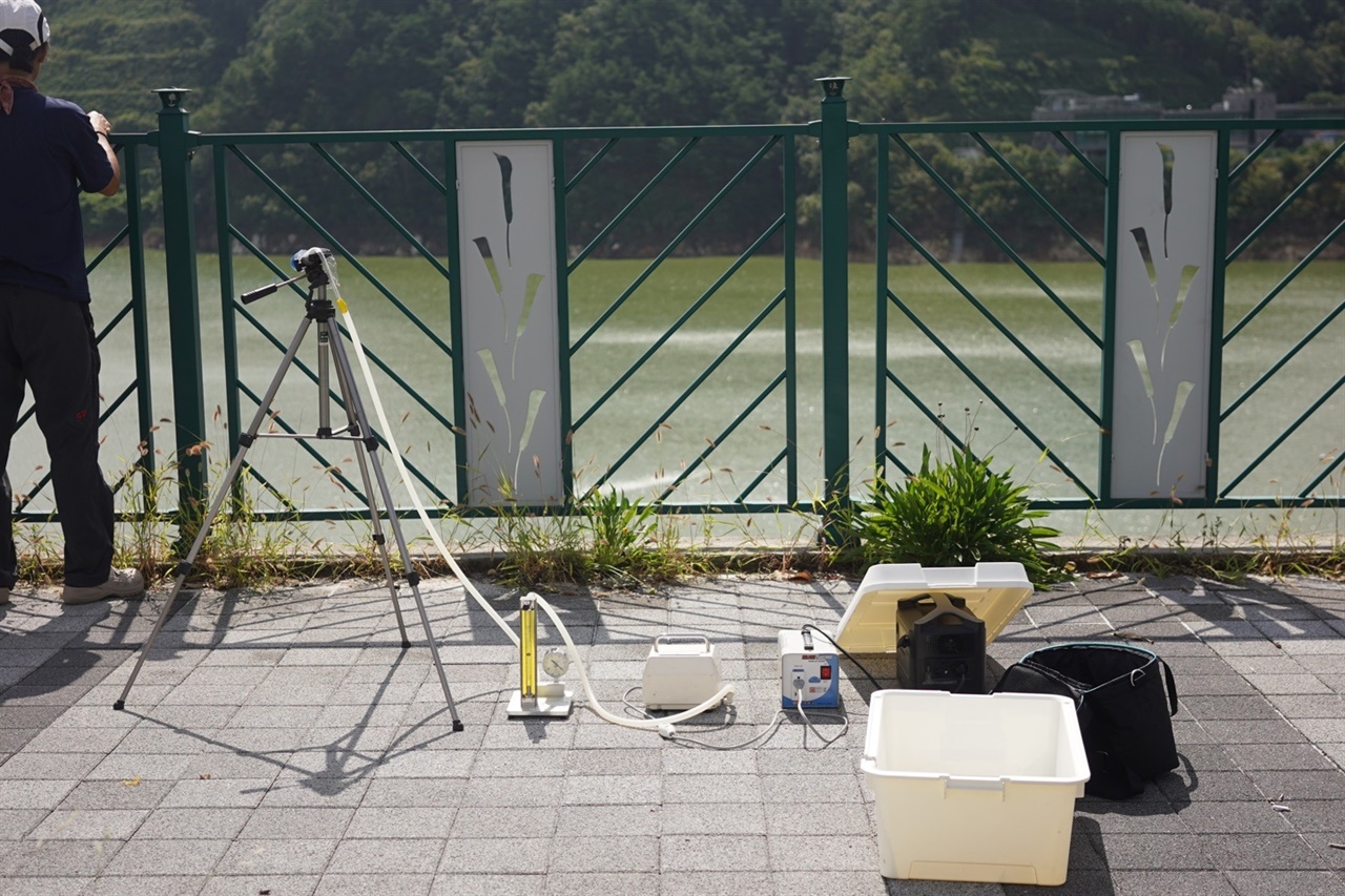 영주댐 물문화관 입구 앞에 설치한 에어로졸 측정 장비들. 