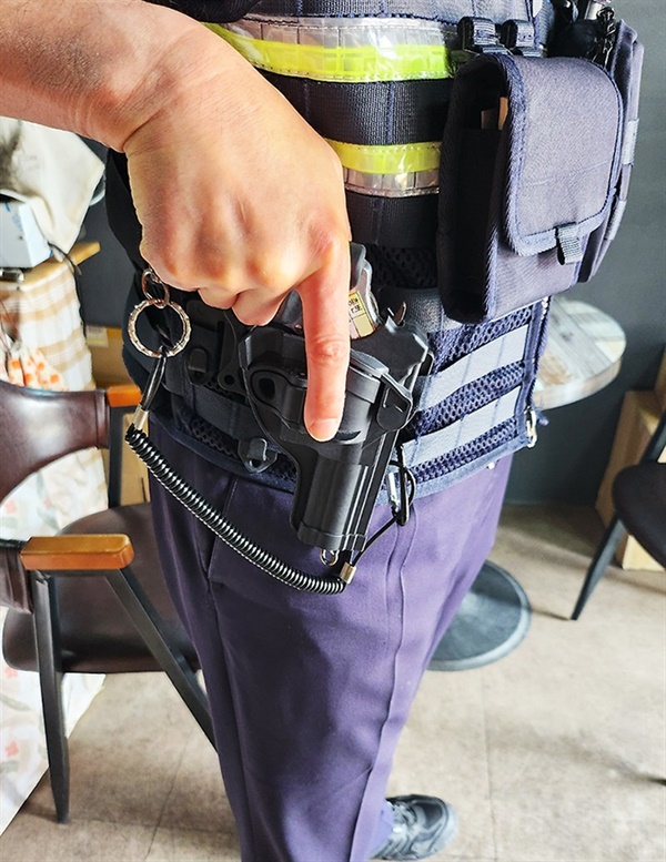 안전하고 편리하게 개발된 총집을 착용한 경찰관