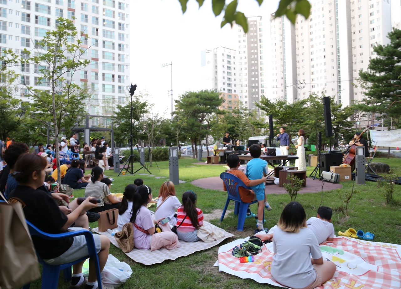 피아체블레는 지난 25일(금) 저녁 7시 이천시 증포3지구 문화공원에서 뮤직&테라피 클래식 콘서트를 열었다. 