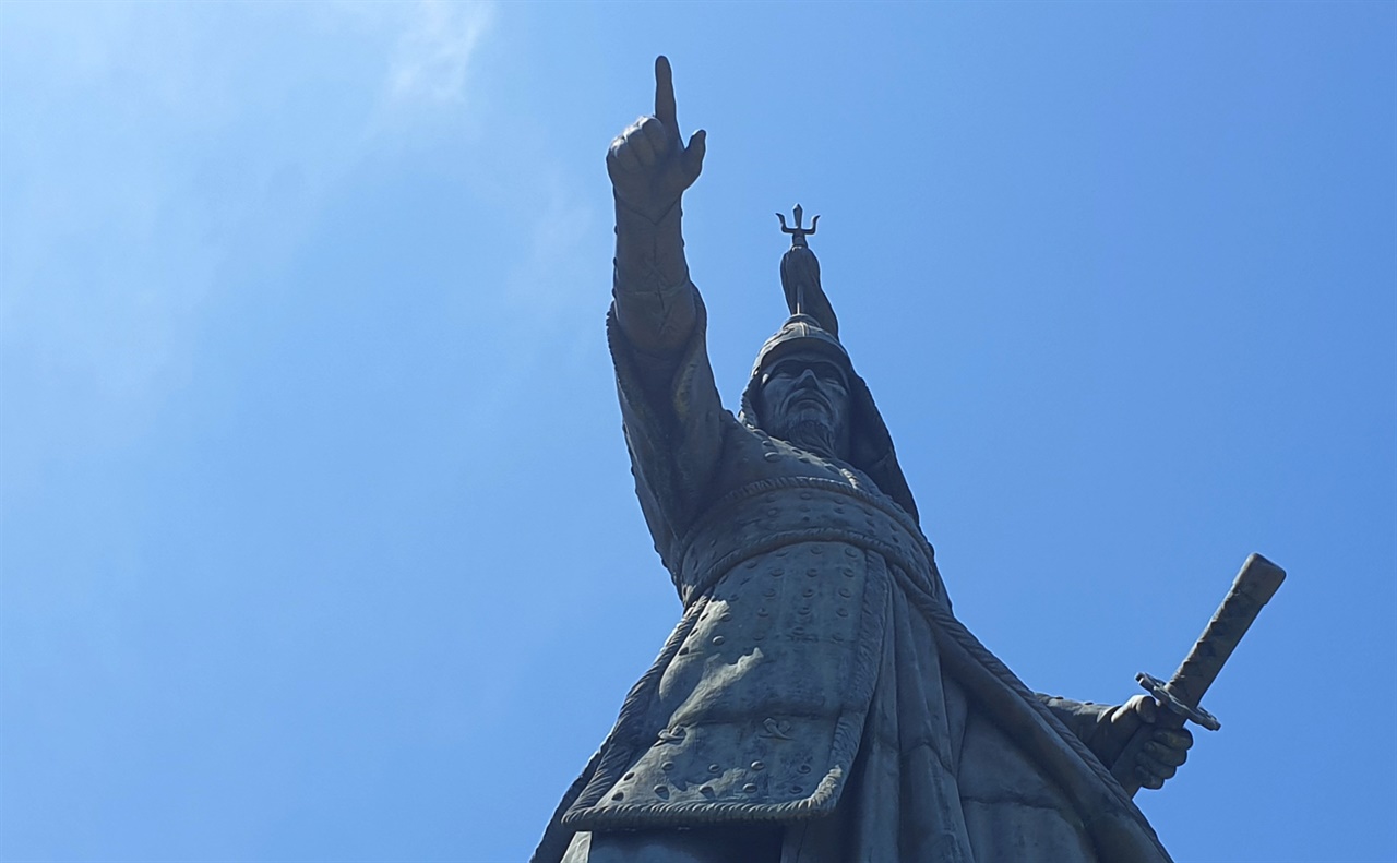 우리나라 사람들이 ‘가장 존경하는 역사인물’ 가운데 한 사람으로 꼽는 이순신 장군 동상. 진도 녹진 관광단지에 서 있다.