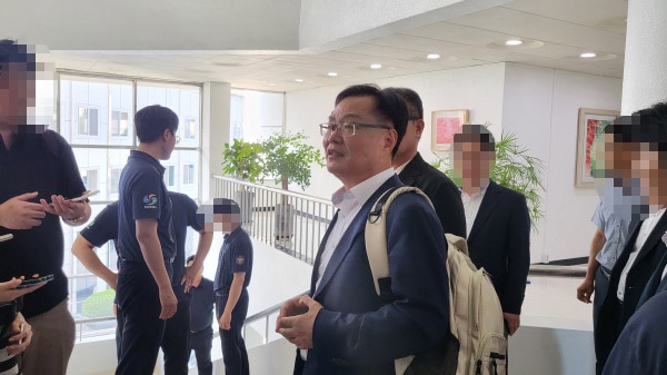 홍남표 창원시장이 8월 25일 오후 집무실에서 나서면서 압수수색과 관련해 입장을 밝히고 있다.