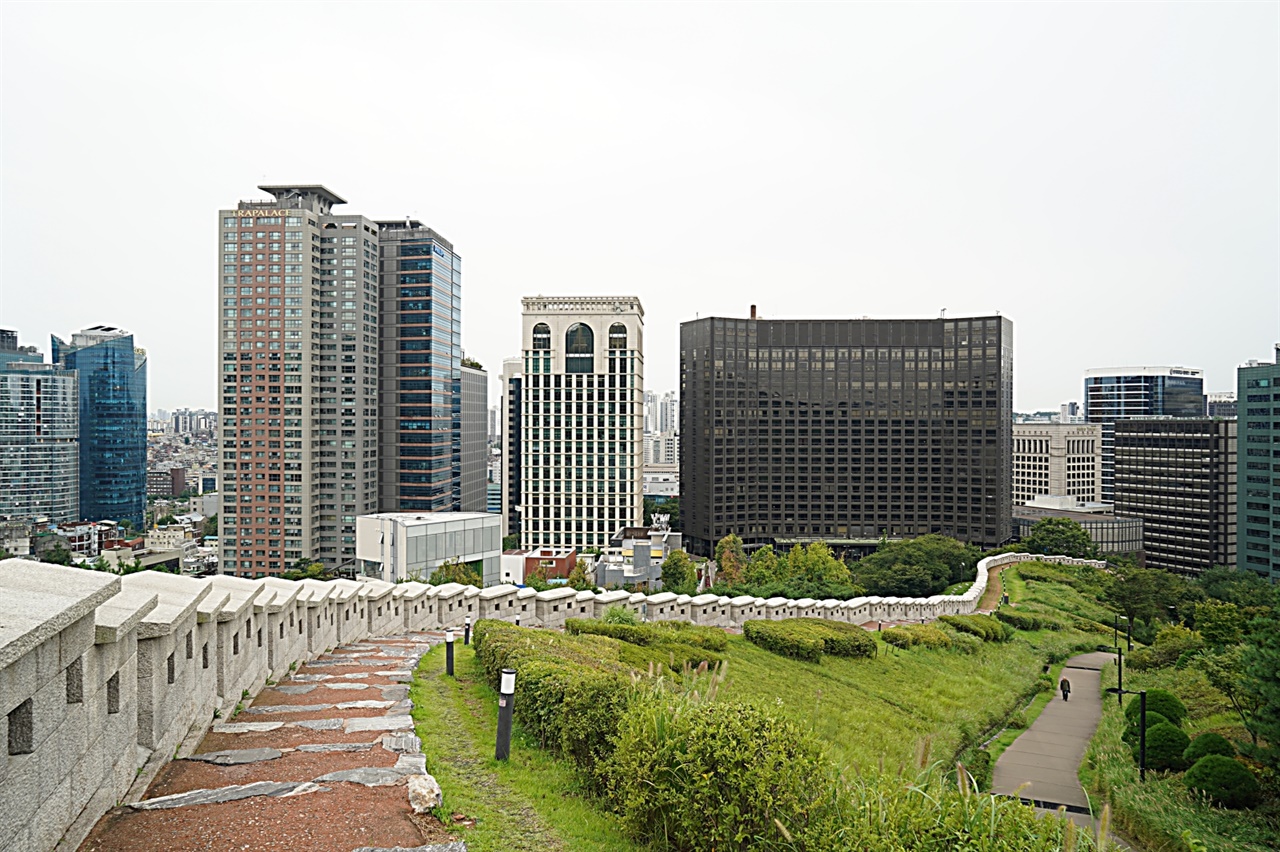 서울역에서 남산 성곽길을 걷다가 바라본 풍경