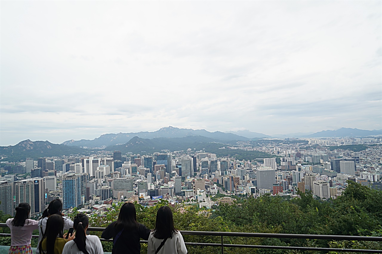 서울 시내를 바라보는 사람들
