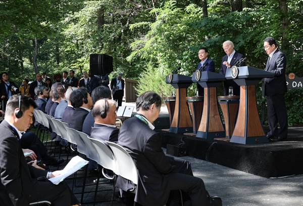 기시다 후미오 일본 총리가 18일(현지시간) 워싱턴DC 인근 미국 대통령 별장인 캠프 데이비드에서 열린 한미일 정상 공동기자회견에서 발언하고 있다. 왼쪽부터 윤석열 대통령, 바이든 미 대통령, 기시다 일본 총리. 