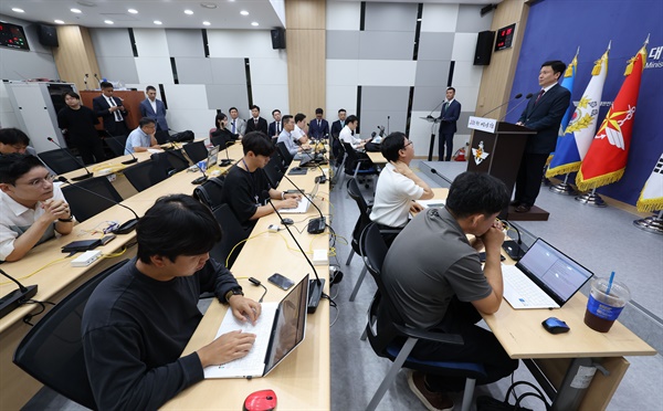  전하규 국방부 대변인이 28일 서울 용산구 국방부에서 정례 브리핑을 하고 있다. 