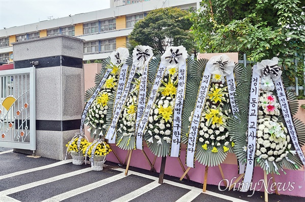 28일 오후 서울 서초구 서이초등학교 앞에 근조 화환이 놓여 있다. 