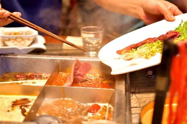쓰촨 요리는 중국 4대 요리 가운데 으뜸이다. 소극장에서는 음식을 먹으며 천극을 관람하는데 사진은 쓰촨의 대표 요리인 훠궈