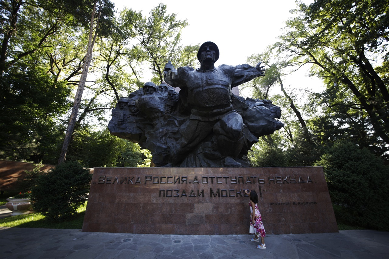  카자흐스탄 알마티 시내에 위치한 제 2차 세계대전 승전 기념비.