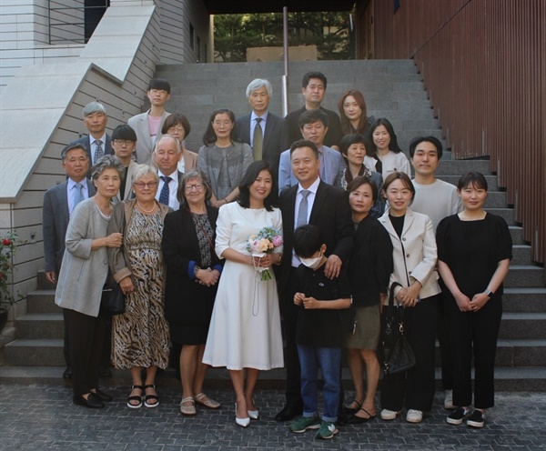 한국에 와서 한국여자를 만나 결혼했다. 노르웨이 가족과 한국 가족이 함께 모였다. 