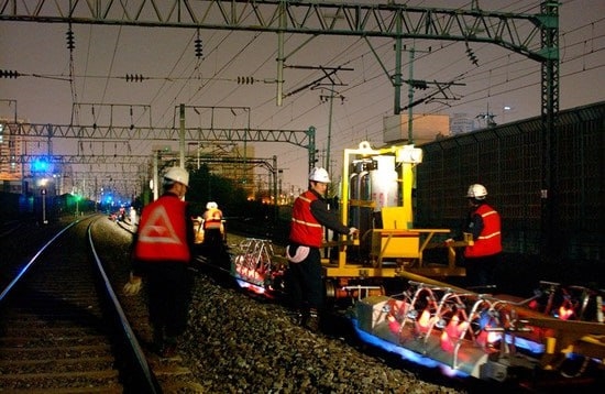 철도노동자들은 철로 안전 확보를 위해서 한 밤중에 장대레일을 재설정하는 작업을 진행한다