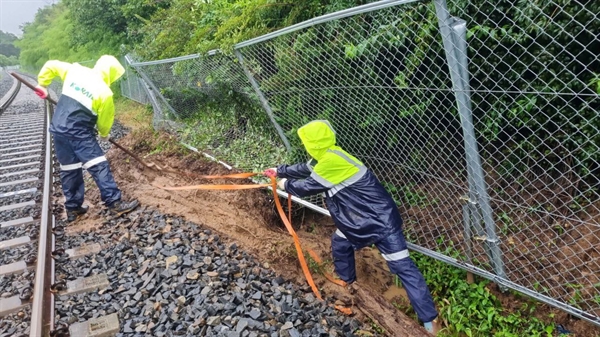 철도노동자들은 폭우로 토사가 밀려와 철로를 덮치면 기차 운행의 안전을 위해서 긴급하게 보급하는 작업을 진행한다.