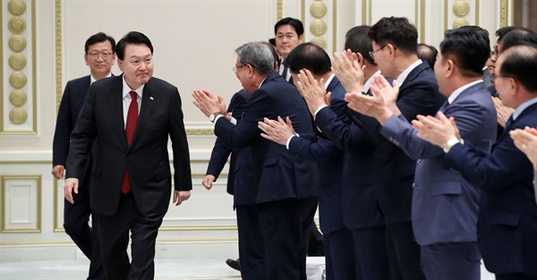  윤석열 대통령이 29일 청와대 영빈관에서 열린 제21기 민주평화통일자문회의 간부위원과의 통일대화에 입장하고 있다.

