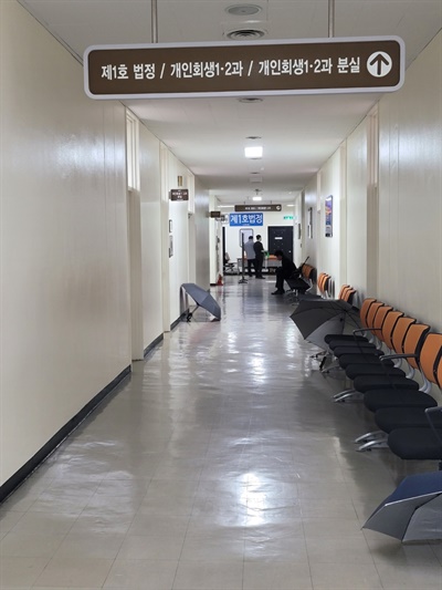 서울회생법원 2층에서는 파산과, 개인회생과, 제1호법정이 있습니다. 회생위원실 앞에 놓인 의자는 수많은 민원인들의 대기장소이자 직원들의 휴식공간입니다.