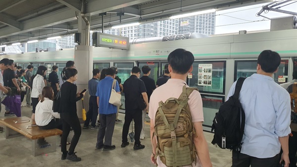 시민들이 일산역에서 오전 7시 16분에 출발하는 서해선 열차에 탑승하고 있다. 

