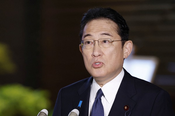 기시다 후미오 일본 총리가 2023년 8월 24일 일본 도쿄의 관저에서 취재진의 질문에 답하고 있다. 
