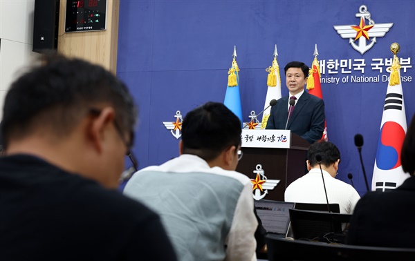 전하규 국방부 대변인이 지난 28일 서울 용산구 국방부에서 정례 브리핑을 하고 있다. 