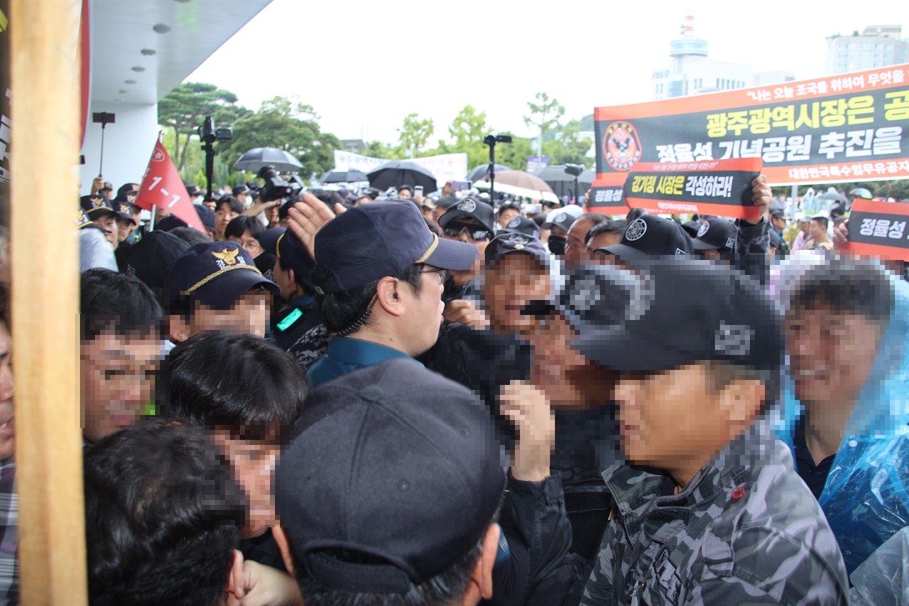 대한민국상이군경회를 비롯한 13개 보훈단체가 30일 광주광역시청을 항의방문하고 있다. 