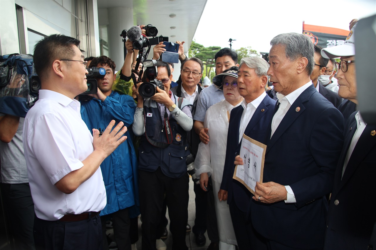  대한민국상이군경회를 비롯한 13개 보훈단체가 30일 광주광역시청 정문에서 시 관계자와 대화하고있다.