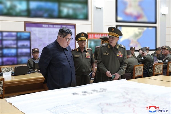 북한군이 한미 연합 '을지 자유의 방패'(UFSㆍ을지프리덤실드) 연습에 대응한 전군지휘훈련을 8월 29일 시작한 가운데 김정은 국무위원장이 이날 훈련 현장을 방문했다고 조선중앙통신이 31일 보도했다. 