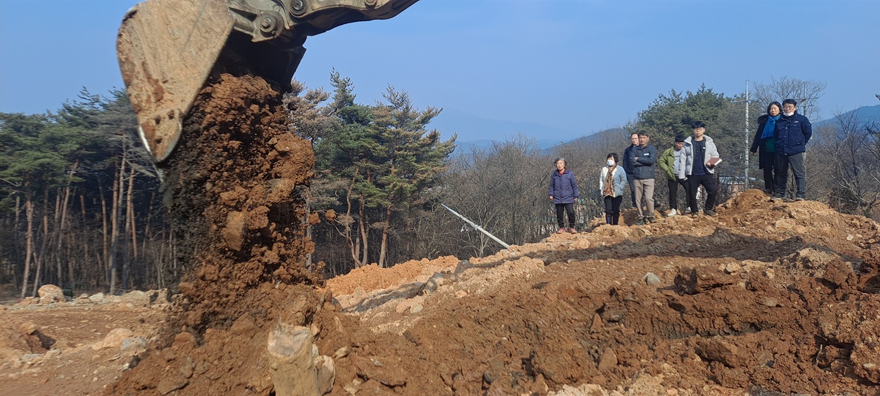  지난 2월 라원리 산지에서 폐기물이 치워지고 있다. 