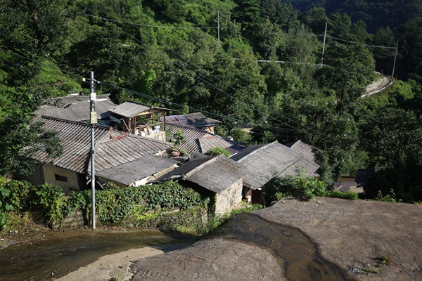 높은 벼루는 옥천에서 가장 처음으로 슬레이트 지붕 개량 사업이 이루어진 마을이기도 하다.