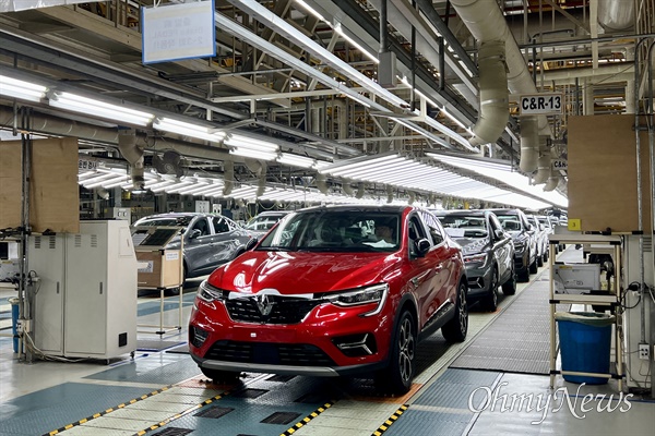 르노코리아 부산공장에서 준준형 SUV XM3(수출명 아르카나)가 출고와 함께 품질검사를 기다리고 있다.