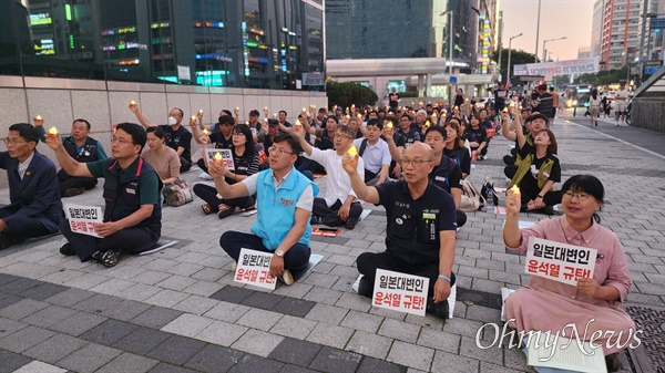  평화나비대전행동과 민주노총대전본부은 31일 저녁 대전 서구 둔산동 은하수네거리에서 개최한 '일본 핵폐수 해양투기 중단! 일본정부 동조하는 윤석열정부 규탄 대전시민 촛불행동’을 개최했다.
