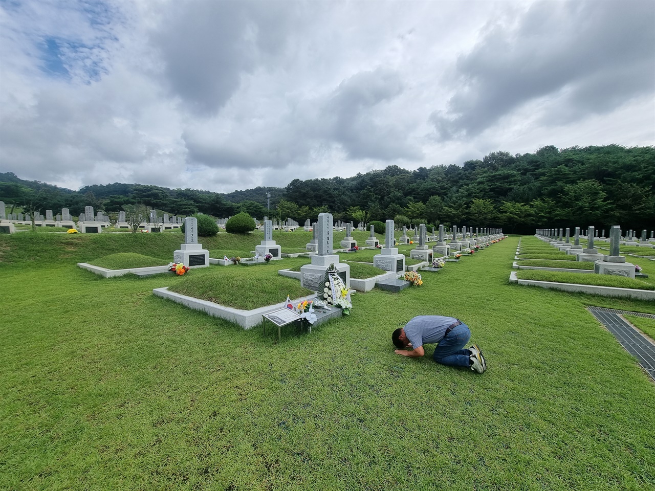 홍범도 장군 묘역을 참배하는 한 시민의 모습