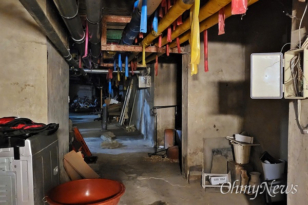 8월 30일 오전 서울 강남구 소재 아파트에 위치한 지하 경비원 휴게실. 이곳은 지하 공간을 개조해 만들었다. 안쪽으로 좀더 들어가 왼쪽으로 꺾으면 의자 몇 개가 놓여진 휴게공간이 나온다. 왼쪽에는 세탁기가 놓여져 있다.