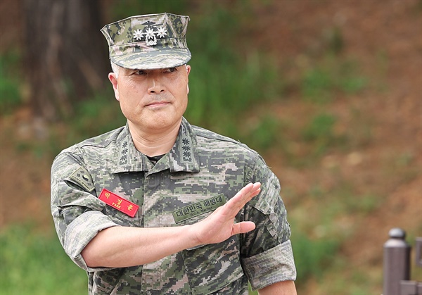 박정훈 전 해병대 수사단장이 8월 18일 오후 경기도 화성시 해병대 사령부로 들어가고 있다.