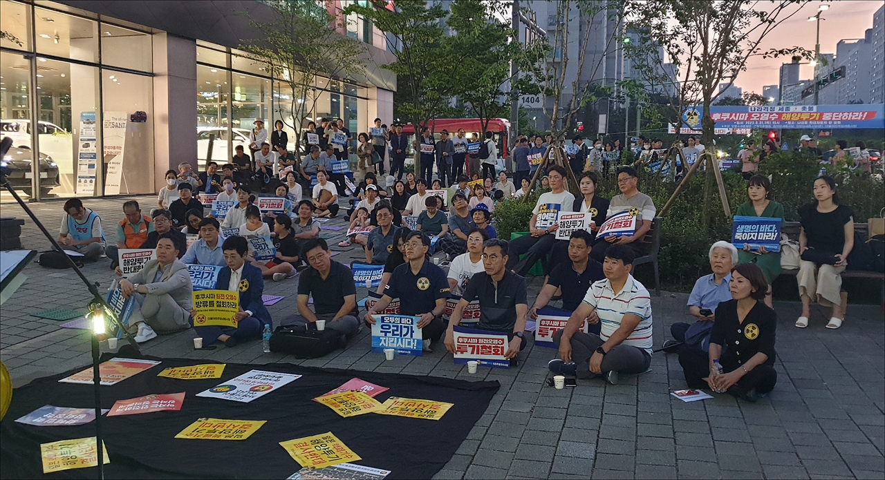  '나라걱정 세종촛불 시민행동'은 지난 31일 저녁 나성동 현대자동차 사거리에서 일본정부의 후쿠시마 핵오염수 해양 투기와 이를 방조하는 윤석열 정부를 규탄하는 '8.31 나라걱정 세종촛불 시민행동'을 개최했다.