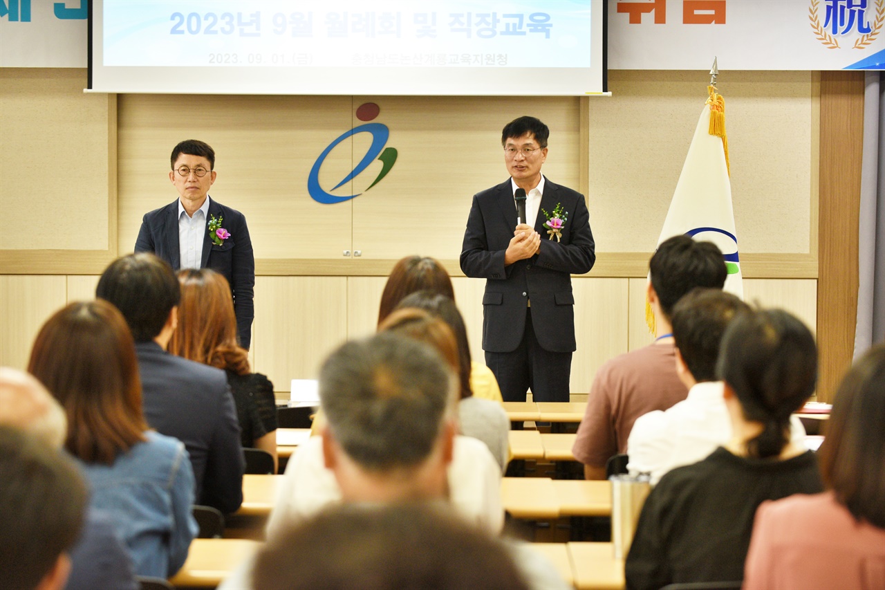 9월 1일자로 부임한 박양훈 교육과장(좌)과 김태훈 체육인성과장(우)이 직원들에게 인사를 하고 있다