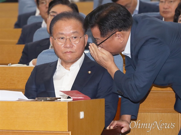 윤재옥 국민의힘 원내대표가 1일 서울 여의도 국회 의원회관에서 열린 정책의원총회에서 이양수 원내수석부대표의 보고를 받고 있다. 