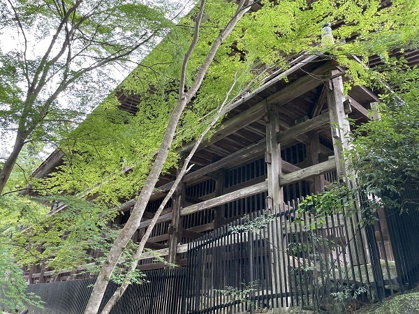          이시야마데라 절은 교토 기요미즈데라 절처럼 무대식 건축입니다. 절벽 위에 무대를 나무로 설치하고 본당을 지었습니다.