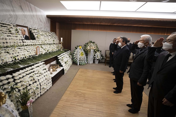 지난 2021년 11월 25일 오전 서울 서대문구 신촌 세브란스병원 장례식장에 마련된 전두환 전 대통령 빈소에서 육사 총동창회 회원들이 거수경례를 하고 있다. 