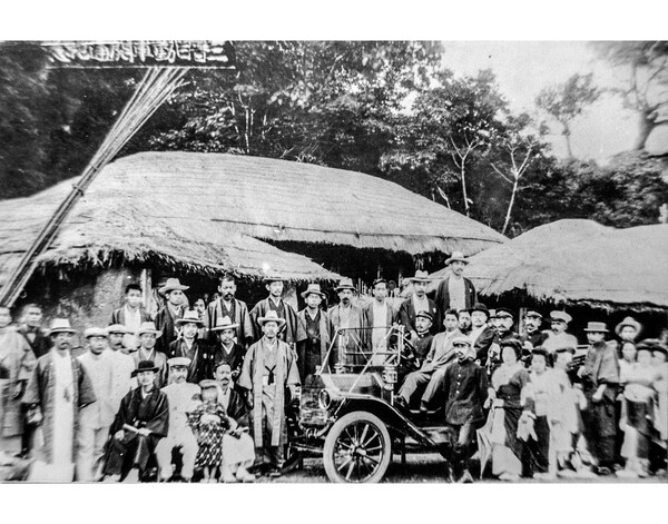 삼천포와 진주 사이에 자동차를 운행했던 삼진자동차가 개통에 즈음해 기념 촬영한 사진. 1910년대 중반쯤으로 추정된다. 사진=사천시청 제공
