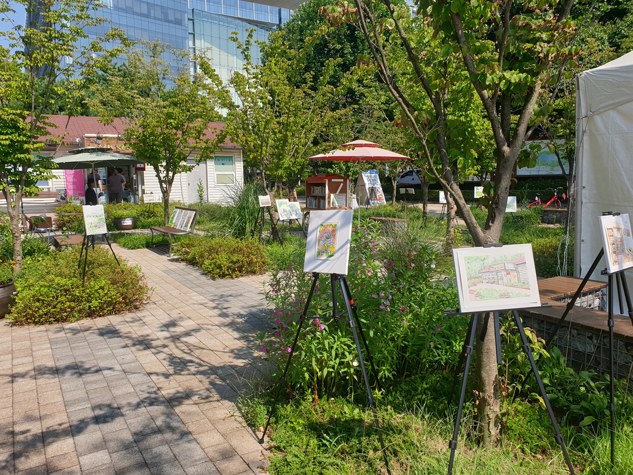 ?2023 대한민국 독서대전 축제 행사의 일환으로 《일산 호수공원 작은 도서관》 앞에 전시된 작품들. 