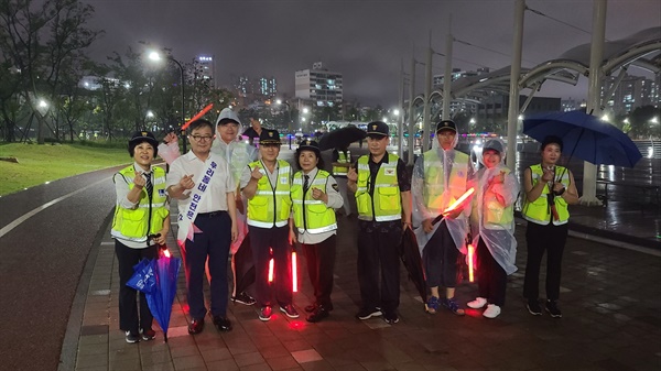  창원 마산합포구청은 1일 저녁 3.15해양누리공원 일대에서 마산중부경찰서, 자율방범대와 합동 방범활동을 벌였다.