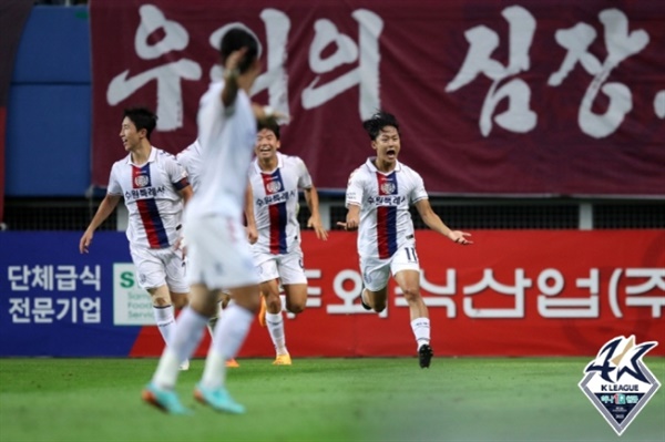 이승우 수원FC의 이승우가 대전전에서 선제골을 넣은 후 환호하고 있다.