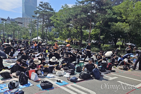 '50만 교원 총궐기 추모집회'가 2일 오후 2시 서울 영등포구 국회의사당 앞에서 열릴 예정인 가운데, 이날 오전부터 전국의 교사들이 집회 장소로 모여들었다. 사진은 오전 11시 모습.
