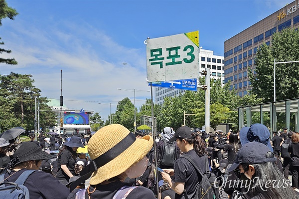 '50만 교원 총궐기 추모집회'가 2일 오후 2시 서울 영등포구 국회의사당 앞에서 열릴 예정인 가운데, 이날 오전부터 전국의 교사들이 집회 장소로 모여들었다. 사진은 오전 11시 30분 모습.
